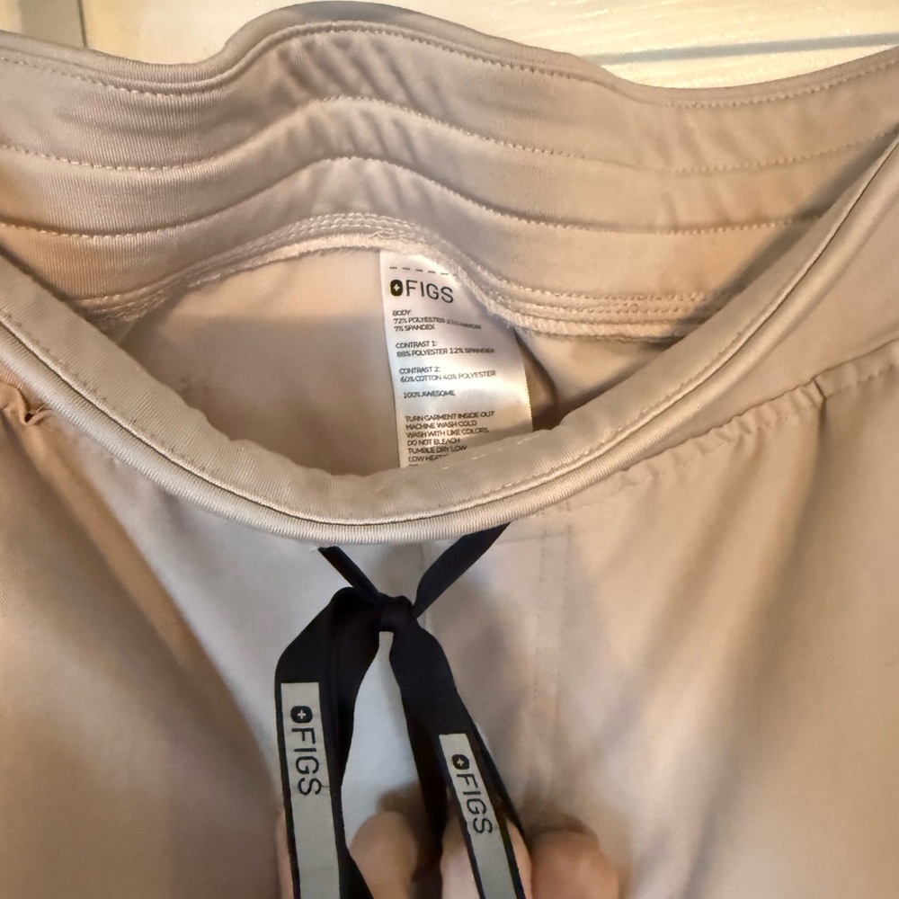Figs Women’s Catarina top and Zamora bottoms in Bone - Picture 3 of 7